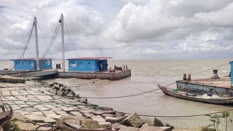 ভোলায় বৈরী আবহাওয়ায় সীমিত পরিসরে ফেরি চললেও ২০ নৌ-রুটে বন্ধ লঞ্চ