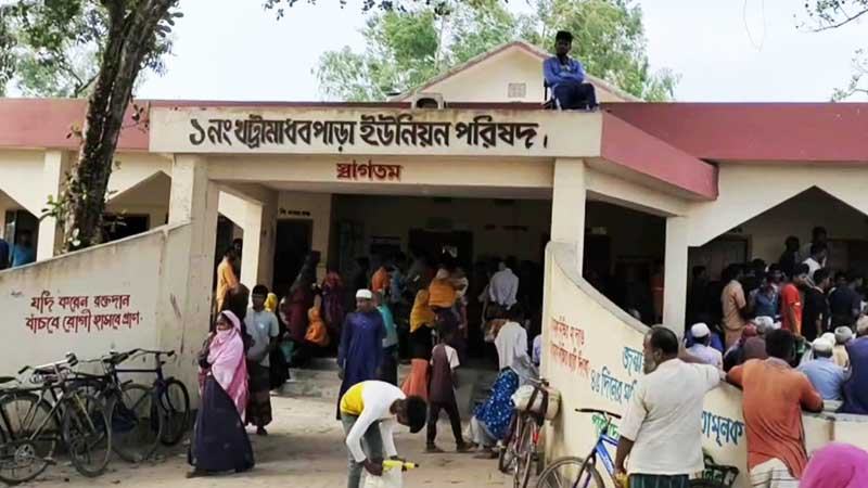 হিলিতে ভিজিএফের তালিকায় নাম থাকলেও চাল পাননি অনেকে