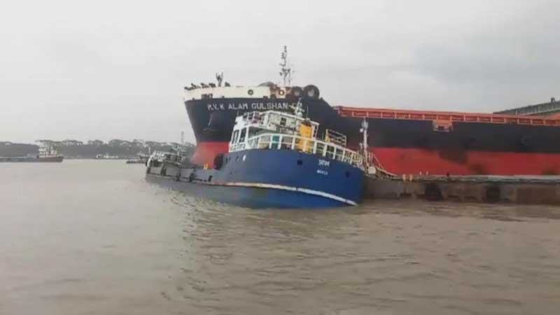 মোংলায় পশুর নদীতে ফ্লাইঅ্যাশ বোঝাই কার্গো জাহাজডুবি