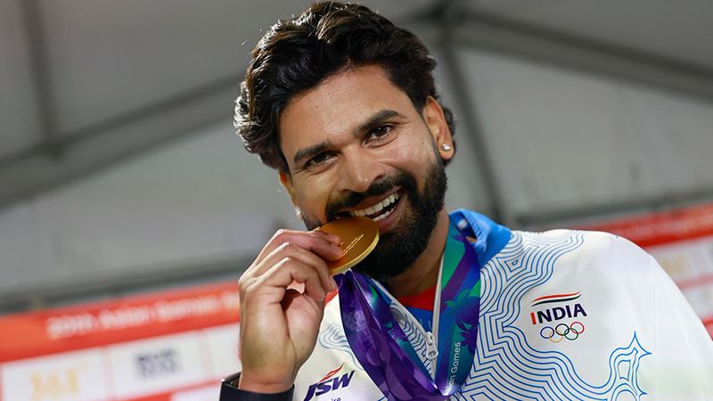 স্বর্ণপদক জিতে আনন্দিত শ্রেয়াস