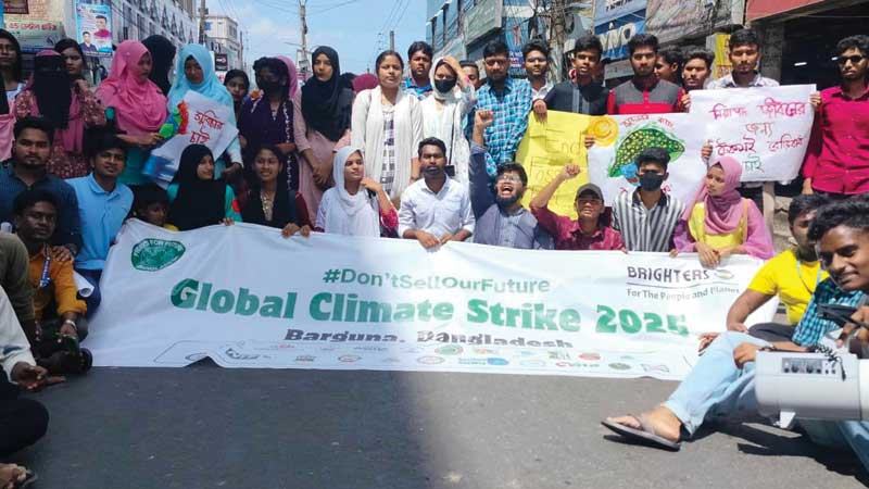 ন্যায্যতা ও ক্ষতিপূরণ দাবিতে বরগুনায় জলবায়ু ধর্মঘট