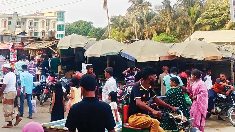 কুয়াকাটায় মহাসড়ক ঘেঁষে দোকানপাট, ভোগান্তিতে পর্যটক
