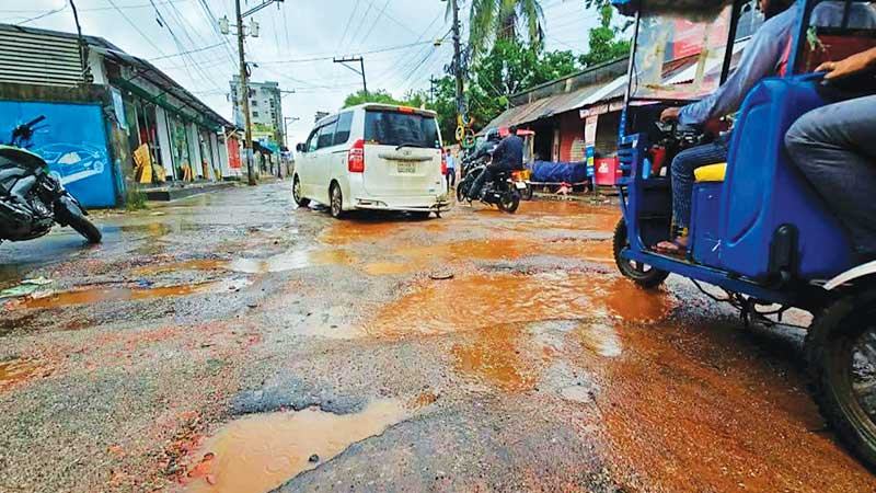 মর্যাদায় প্রথম শ্রেণীর হলেও মুন্সিগঞ্জ পৌরসভার বেশির ভাগ সড়কই বেহাল