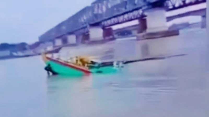 আশুগঞ্জ রেল সেতুতে ধাক্কা লেগে মেঘনায় ডুবে গেছে বাল্কহেড