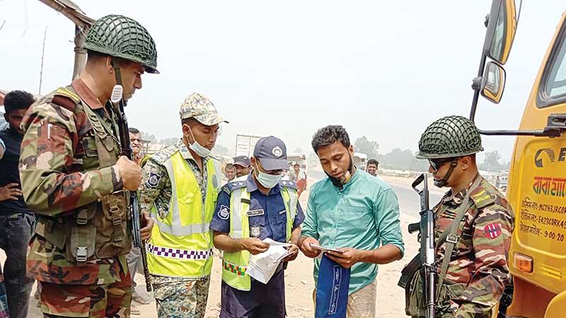 সিরাজগঞ্জে যানজট নিরসনে কাজ করছে সেনাবাহিনী