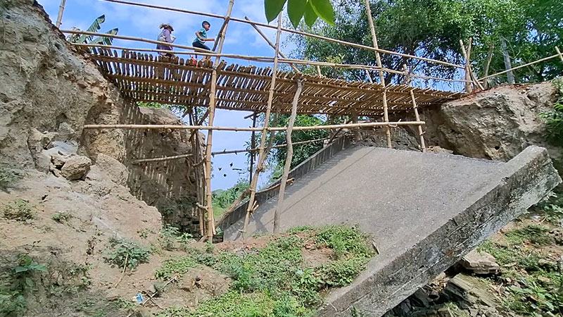 ৪৫ বছরের পুরনো সেতু ভেঙে বন্ধ যোগাযোগ, ভরসা এখন বাঁশের সাঁকো