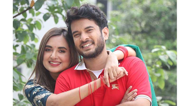 পার্থ-বৃষ্টির ‘এই শহরে মেঘেরা একা’