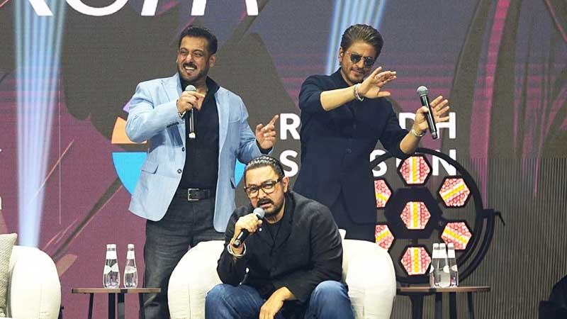 খুনসুটির মাঝে গাইলেন আমির নাচলেন শাহরুখ ও সালমান