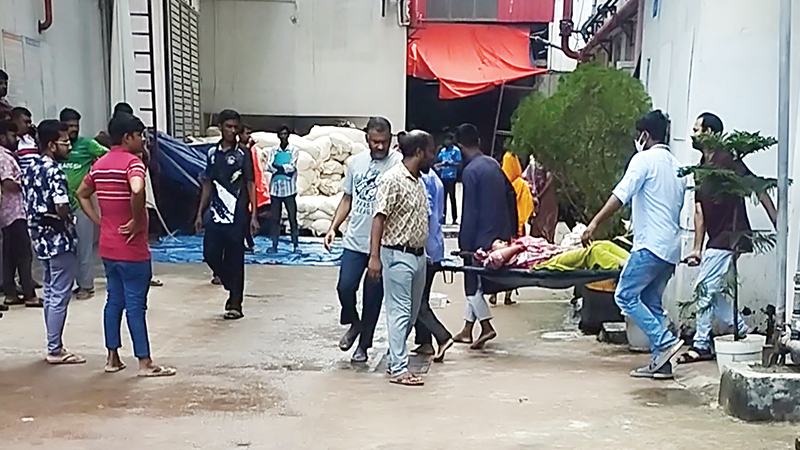 সাভারে পোশাক কারখানায় হঠাৎ অর্ধশত শ্রমিক অসুস্থ