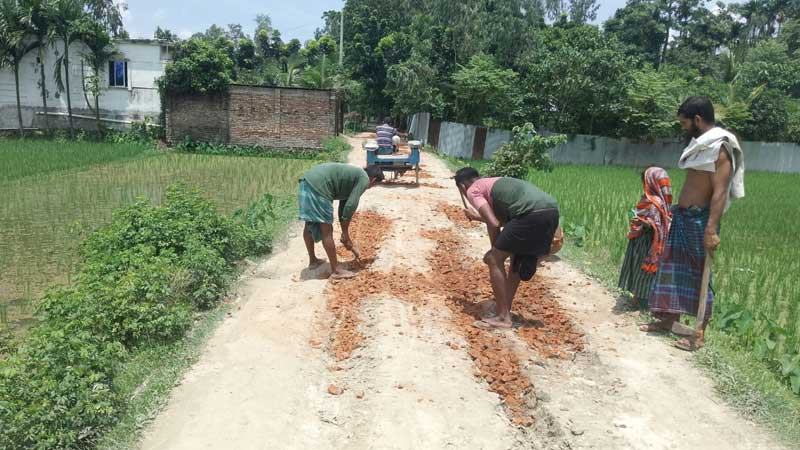 গাইবান্ধায় ভাঙা সড়ক সংস্কার করলেন এলাকাবাসী
