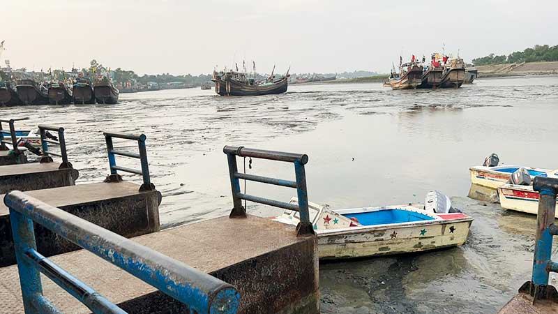 মহেশখালী-কুতুবদিয়া রুটে নৌযান চলাচল বন্ধের উপক্রম