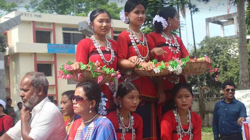 পাহাড়ে রঙ ছড়াচ্ছে বৈসাবি