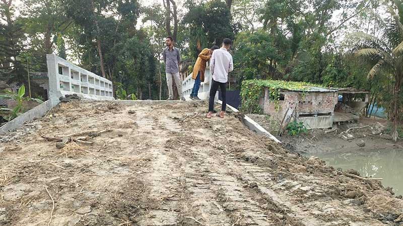 বরিশালে উদ্বোধনের আগেই সেতুতে ফাটল