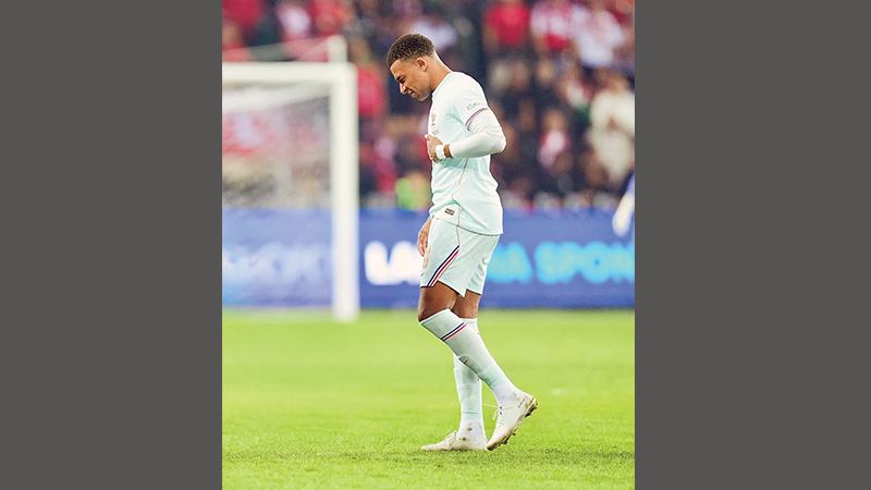 জিদানের অভিষেক ম্যাচে চোট নিয়ে মাঠ ছাড়লেন এমবাপ্পে