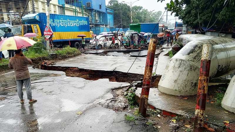 চট্টগ্রামে কালভার্ট ধসে সড়কে যান চলাচল বন্ধ