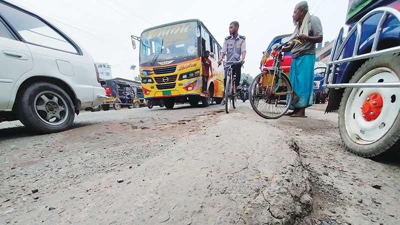 ঈদযাত্রায় ভোগান্তির আশঙ্কা যশোর খুলনা-বেনাপোল মহাসড়কে