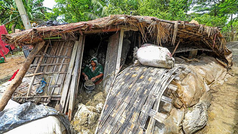 আয়ের উৎস হারিয়ে ঘুরে দাঁড়ানোর চেষ্টা