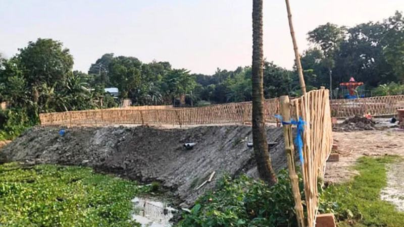 মাছ চাষের জন্য ইজারা নিয়ে লেক ভরাট করে পার্ক নির্মাণের অভিযোগ