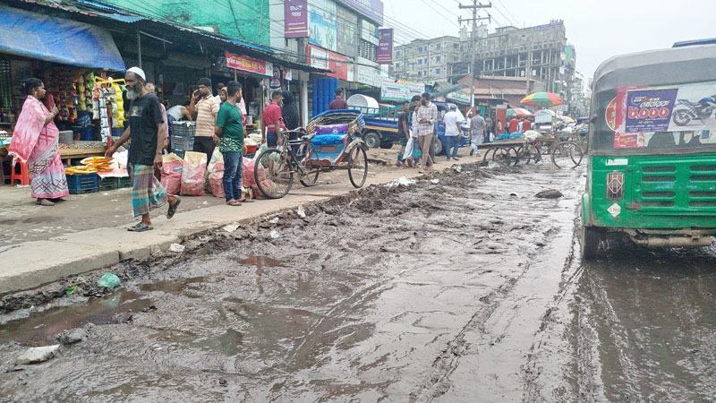 গাজীপুরে ড্রেনে বর্জ্যের স্তূপ সামান্য বৃষ্টিতে জলাবদ্ধতা