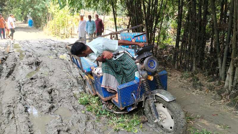 টাঙ্গাইলে দুই কিলোমিটার সড়কে ভোগান্তি লক্ষাধিক মানুষের