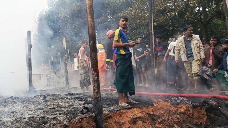 কক্সবাজারে রোহিঙ্গা ক্যাম্পে অগ্নিকাণ্ডে পুড়েছে হাসপাতাল ও বসতঘর