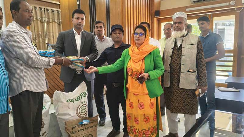 গোপালগঞ্জে প্রণোদনার সার ও ধান বীজ পেলেন কৃষক