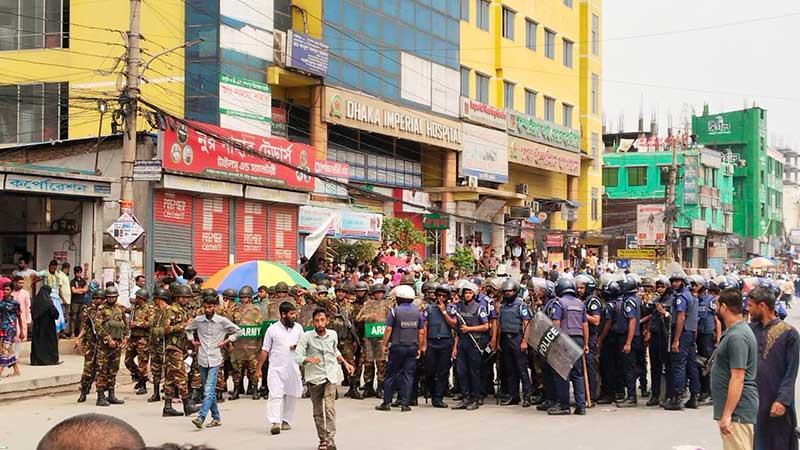 টঙ্গীতে বকেয়া বেতন দাবিতে শ্রমিক বিক্ষোভ মহাসড়ক অবরোধ