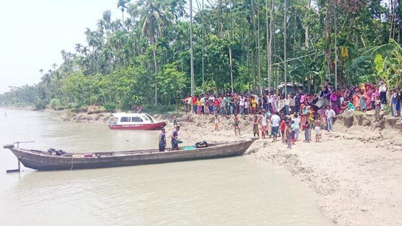 লঞ্চের ছাদ থেকে পা পিছলে কিশোর নিখোঁজ