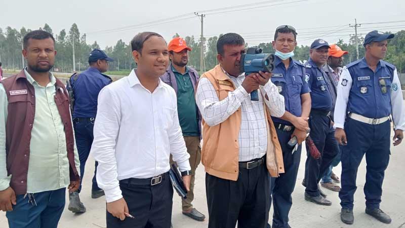 নির্বিঘ্ন সড়কযাত্রা নিশ্চিত করতে মহাসড়কে ভ্রাম্যমাণ আদালত