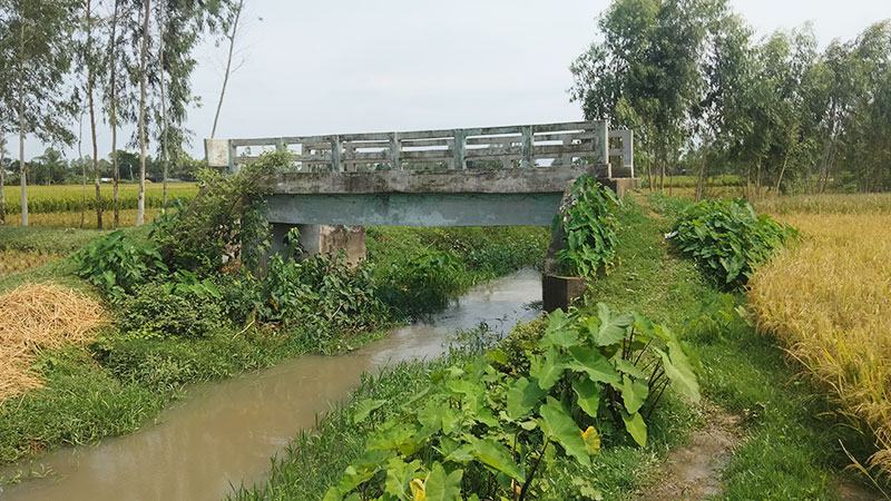 সংযোগ সড়কের অভাবে অকেজো সোনামতি খালের ব্রিজ