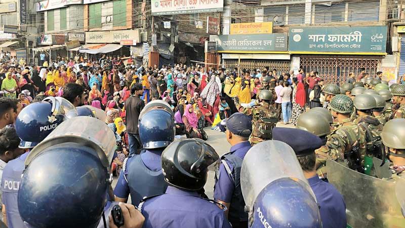 টঙ্গীতে শ্রমিক বিক্ষোভ মহাসড়ক অবরোধ
