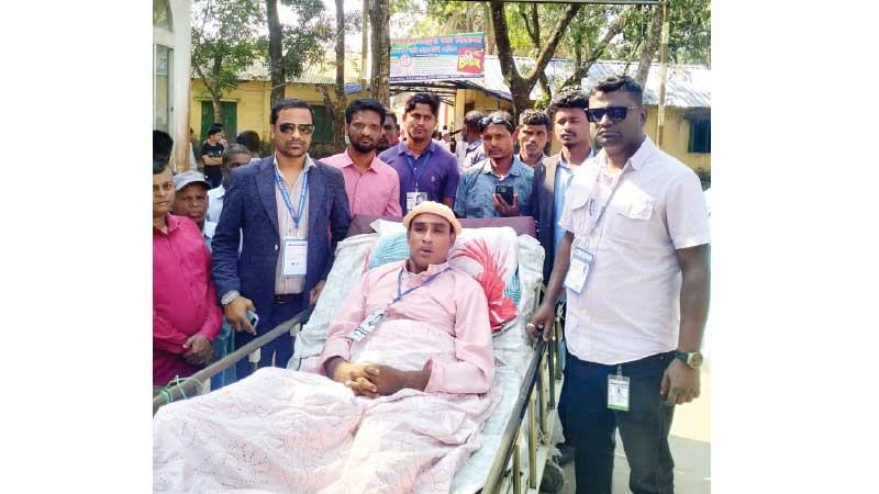 অ্যাম্বুলেন্সের বেডে শুয়ে ভোট দিলেন আহত যুবদল নেতা