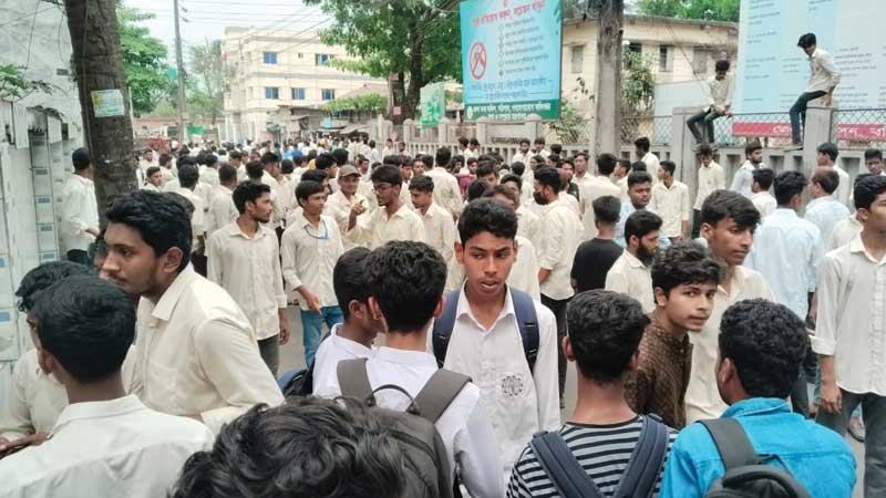 ছয় দাবিতে বরিশাল পলিটেকনিক শিক্ষার্থীদের বিক্ষোভ