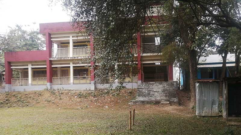 খেলার মাঠ ও ওয়াশ ব্লক সংকটে কমছে শিক্ষার্থী