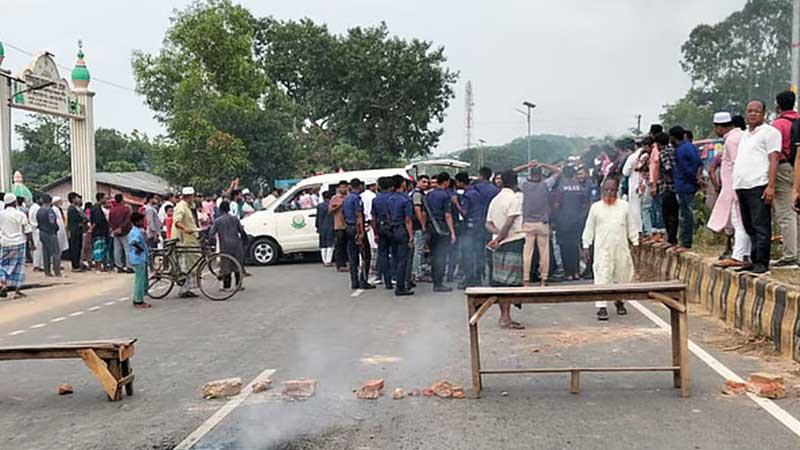 বিচার দাবিতে মরদেহ রেখে মহাসড়ক অবরোধ
