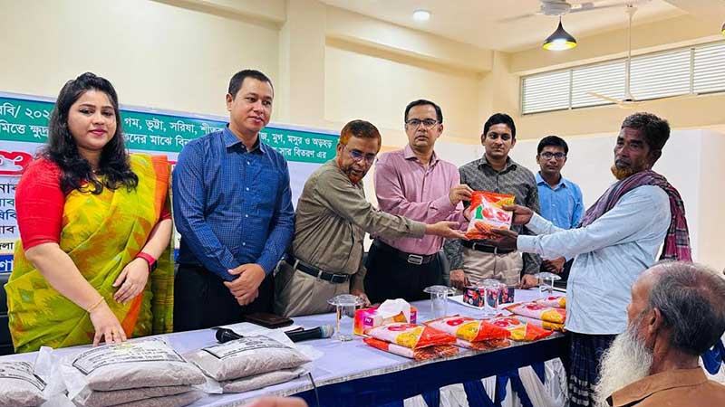 চুয়াডাঙ্গায় সার-বীজ পেলেন কৃষক