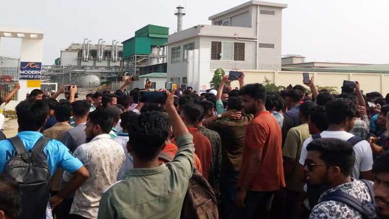 চাকরি স্থায়ীকরণসহ ১৪ দফা দাবিতে শ্রমিকদের কর্মবিরতি