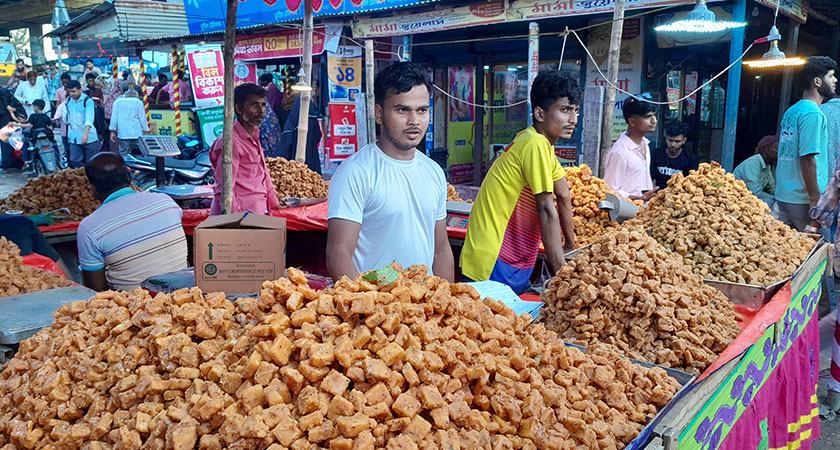 মহাস্থানগড়ের মেলায় একদিনে ৬ হাজার মণ কটকটি বিক্রি
