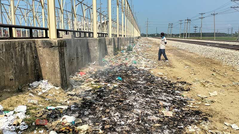 রেললাইনের পাশে পোড়ানো হচ্ছে বর্জ্য, প্রভাব পড়ছে পরিবেশে