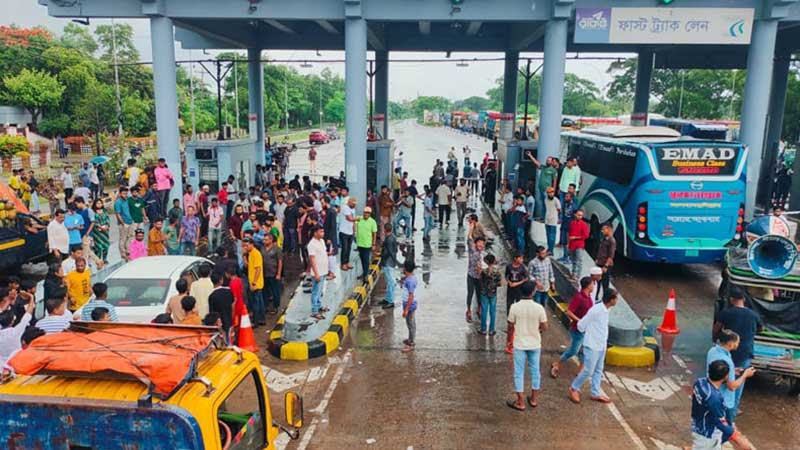 কেএমপি কমিশনারের পদত্যাগ দাবিতে রূপসা সেতু ব্লকেড
