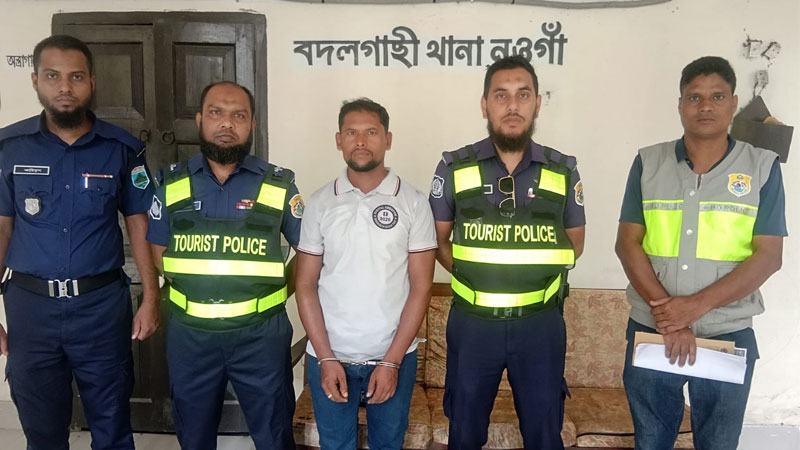 পাহাড়পুরে চীনা পর্যটককে হেনস্তা, ‘হিরো নানা’ আটক