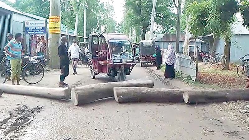 কুড়িগ্রামে সার না পেয়ে সড়ক অবরোধ, গুদামে অবরুদ্ধ কৃষি কর্মকর্তা