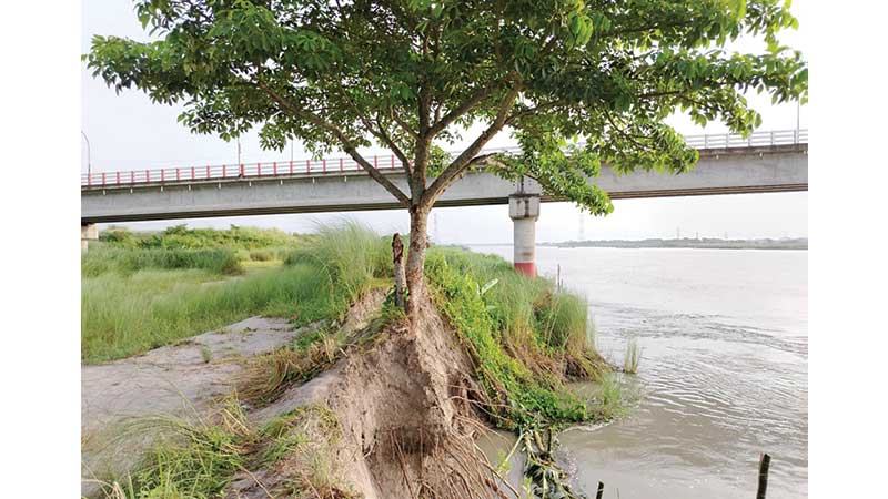 মাদারীপুরে আড়িয়াল খাঁ নদে ভাঙন, ঝুঁকিতে সেতু