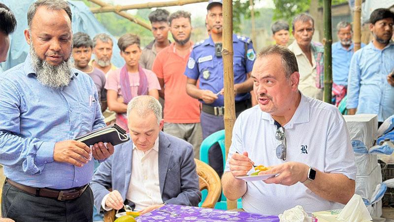 রাজশাহীর আমের বাজার পরিদর্শনে মার্কিন রাষ্ট্রদূত