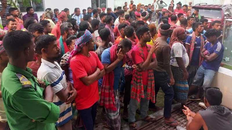 ন্যায্য মজুরির দাবিতে হিলি স্থলবন্দর শ্রমিকদের কর্মবিরতি
