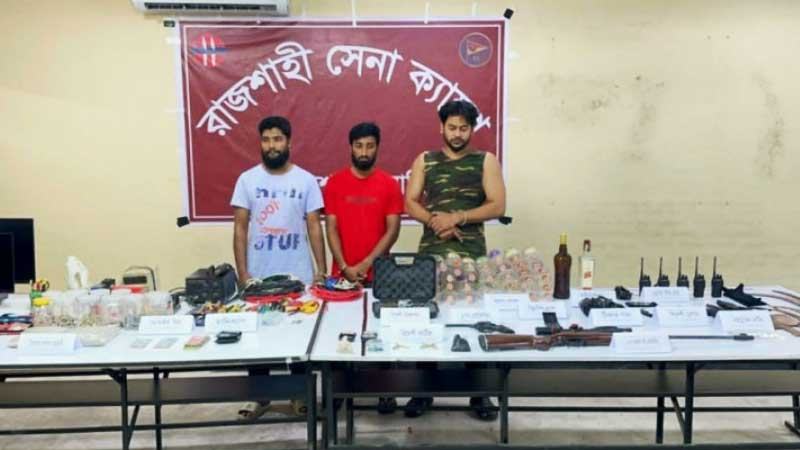 রাজশাহীতে অস্ত্র ও বোমা তৈরির সরঞ্জাম উদ্ধার আটক ৩