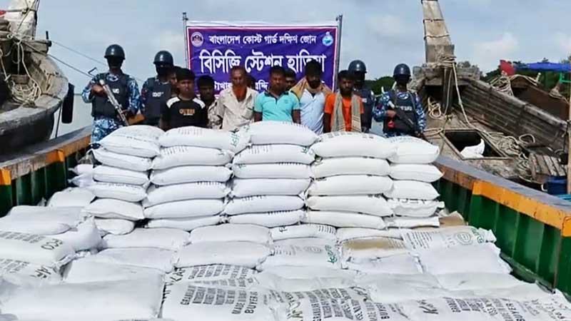 মিয়ানমারে পাচারকালে হাতিয়ায় ১২শ বস্তা সার জব্দ, আটক ৯