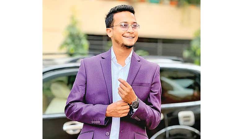 পাহাড় নিয়ে গাইলেন তাসরিফ খান