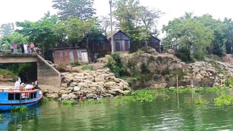 সরাইলে মেঘনার ভাঙনে আতঙ্কে কয়েকশ পরিবার
