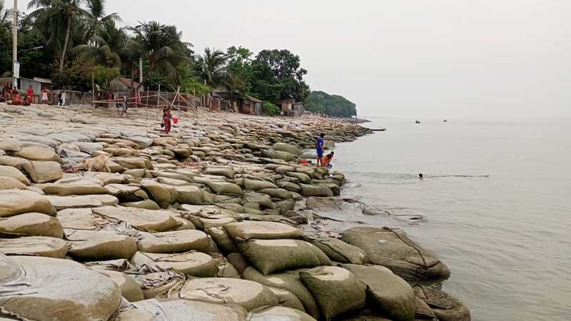 শহর রক্ষা বাঁধসহ ভাঙনের ঝুঁকিতে শতাধিক স্থাপনা